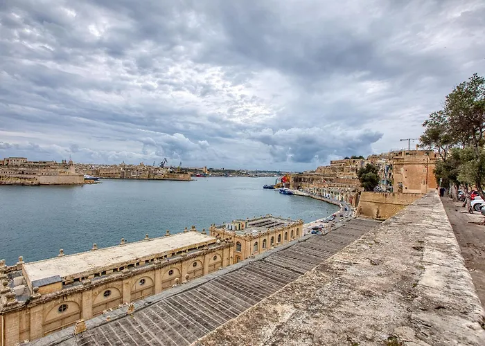 Traditional Chic 2 Bedroom With Seaview Ldem1-5 Valletta